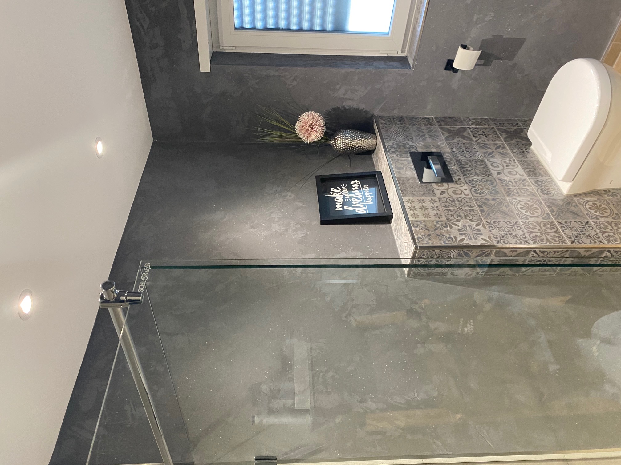 Stilvoll eingerichtetes Badezimmer mit Verputzarbeiten mit Kalkputz in Speyer
